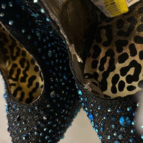 Beautiful heels !!! Never worn just sitting in the closet - Picture 2 of 4